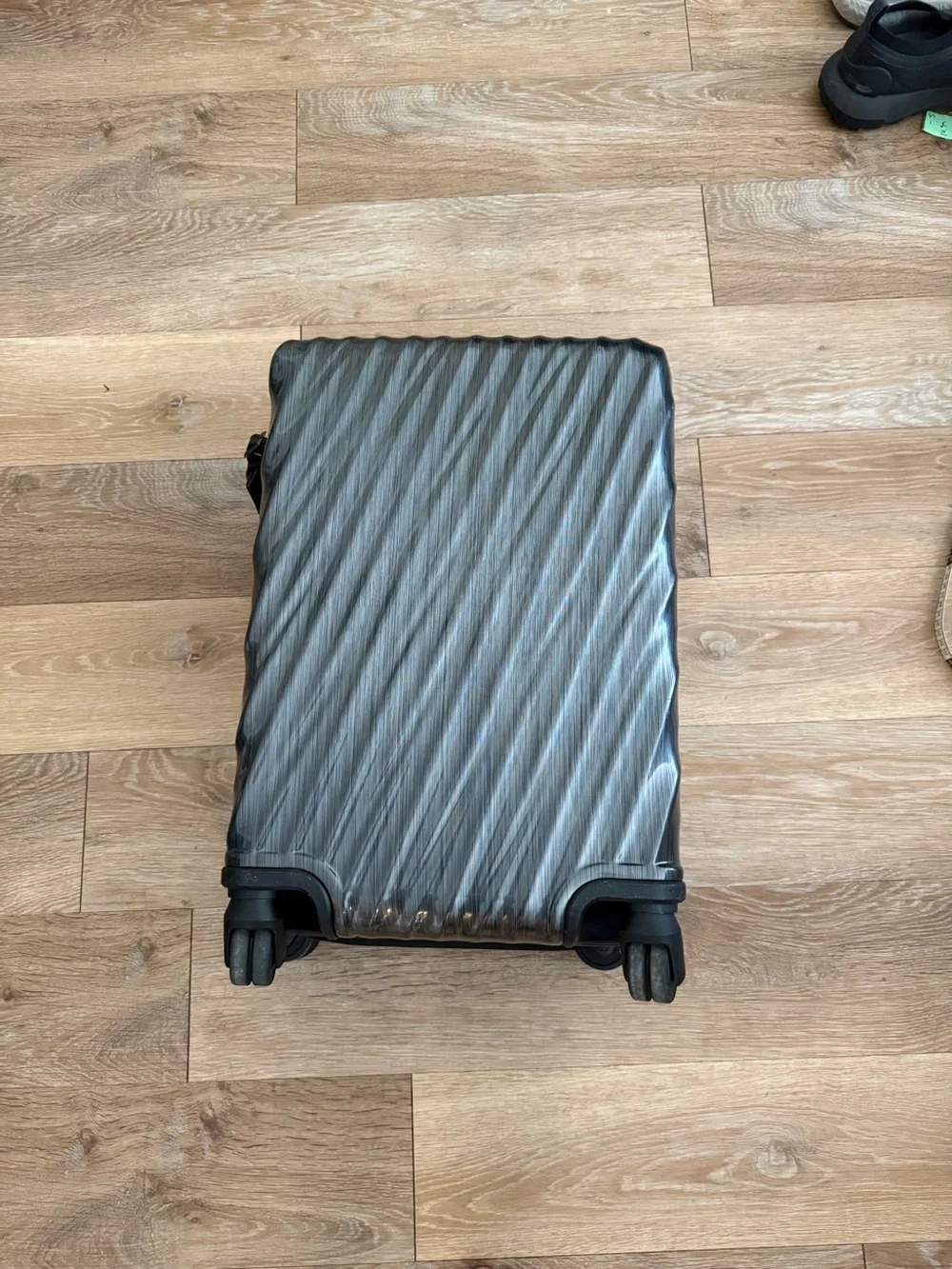 Tumi 19 Degree International Gunmetal Glossy Hard-Shell Carry-On Spinner Bag